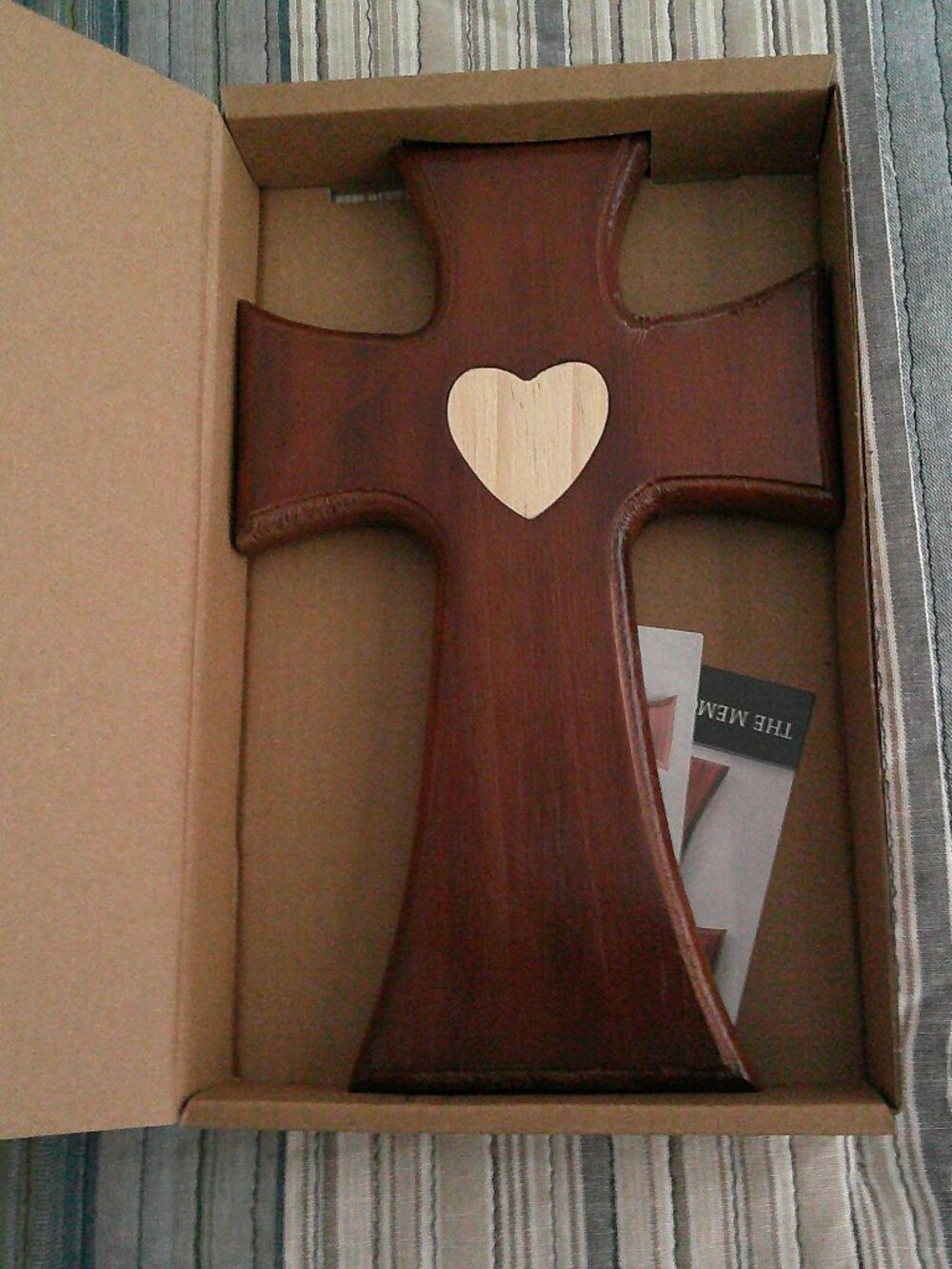 The memory cross In wood with removable heart to place with loved one NEW